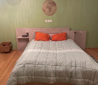 Moifond Casa | Chambre verte spacieuse côté aéroport