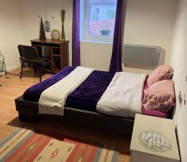 Moifond Casa | chambre violette coté aéroport calme charmante