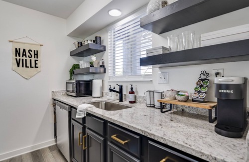 East Bank Condominio | Championship Nashville 1 Bedroom Riverfront Condo