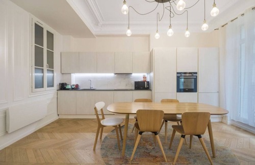 Champs-Elysees Apartamento | Champs Elysées!Montaigne, New&Luxurious 6pers flat
