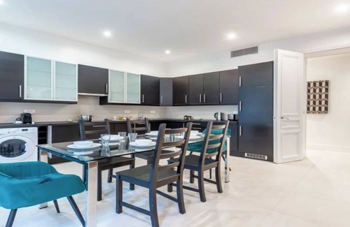 Champs-Elysees Apartamento | CHAMPS ELYSEES LUXURY -ELEVATE YOUR PARIS EXPERIENCE 3 BEDROOM -RUE DE CERISOLES