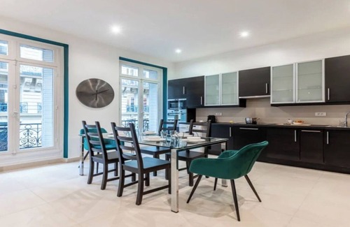 Champs-Elysees Apartamento | CHAMPS ELYSEES LUXURY -ELEVATE YOUR PARIS EXPERIENCE 3 BEDROOM -RUE DE CERISOLES