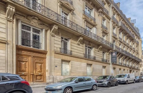 Champs-Elysees Apartamento | CHAMPS ELYSEES LUXURY -ELEVATE YOUR PARIS EXPERIENCE 3 BEDROOM -RUE DE CERISOLES