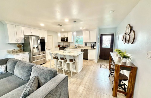 Pumpkin Center Casa | Chandelier Retreat 3BR/2BA King Bed 85” TV Netflix