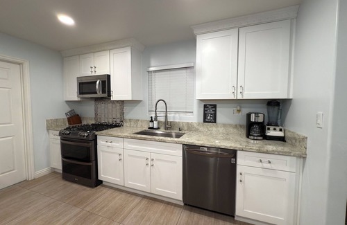 Pumpkin Center Casa | Chandelier Retreat 3BR/2BA King Bed 85” TV Netflix