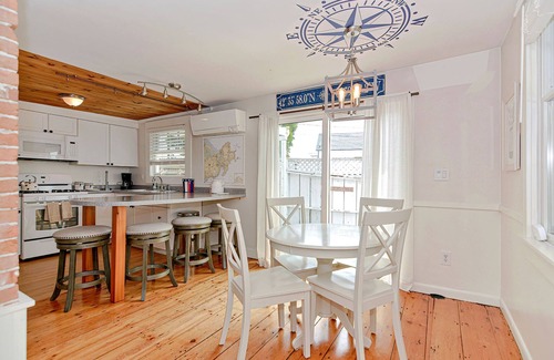Gloucester Casa | Changes in Latitude: Charming cottage close to Niles Beach and Rocky Neck.