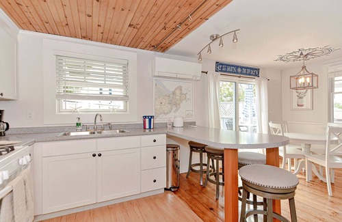 Gloucester Casa | Changes in Latitude: Charming cottage close to Niles Beach and Rocky Neck.