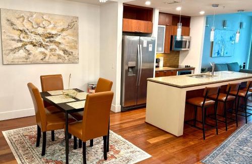 Channel District Apartamento | Channelside Luxury Retreat Spacious 2BR 2BA Condo with Pool, Balcony, Sauna & Gym