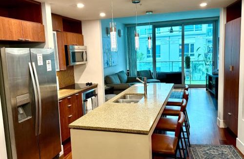 Channel District Apartamento | Channelside Luxury Retreat Spacious 2BR 2BA Condo with Pool, Balcony, Sauna & Gym