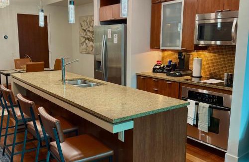 Channel District Apartamento | Channelside Luxury Retreat Spacious 2BR 2BA Condo with Pool, Balcony, Sauna & Gym