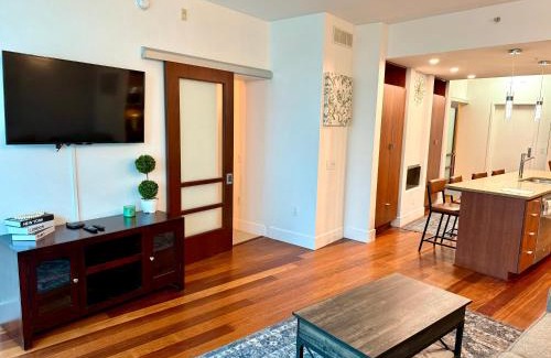 Channel District Apartamento | Channelside Luxury Retreat Spacious 2BR 2BA Condo with Pool, Balcony, Sauna & Gym