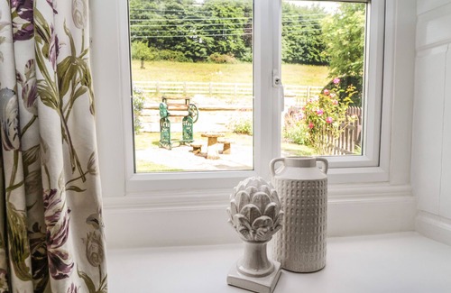 Redcar Cabaña | CHAPEL COTTAGE, pet friendly, with open fire in Saltburn-By-The-Sea