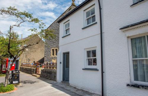 Laugharne Casa | Chapel View- Beautiful central cottage with nearby Restaurants & Castle walk