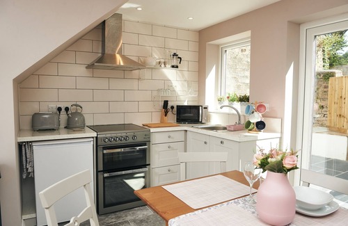 Laugharne Cabaña | Chapel View, Cosy cottage with nearby Restaurants & Castle walk