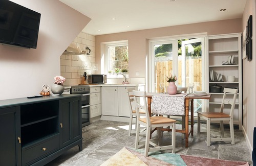 Laugharne Cabaña | Chapel View, Cosy cottage with nearby Restaurants & Castle walk