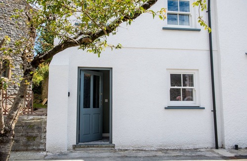 Laugharne Cabaña | Chapel View, Cosy cottage with nearby Restaurants & Castle walk