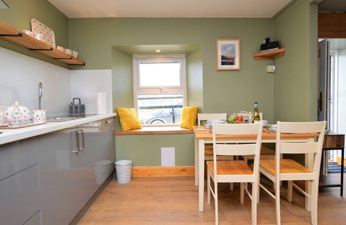 Strachur Cabaña | Chapelton Cottage by Loch Fyne, picturesque location