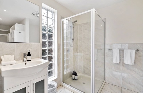 Bellerive Casa | Chapman Street Townhouse - walk beach & stadium