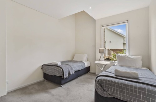 Bellerive Casa | Chapman Street Townhouse - walk beach & stadium