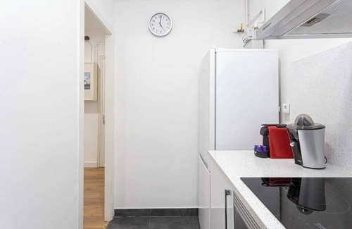 Collblanc y La Torrassa Apartamento | Encantador apartamento en una excelente ubicación para explorar Barcelona, barrio local alejado de las areas turísticas y muy bien comunicado con el centro en metro, la estación está a sólo 5 minutos.