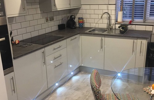 Bath Cabaña | Casa de la fuente - a poca distancia de la ciudad - capacidad para 4 personas, aparcamiento gratuito y Wi Fi