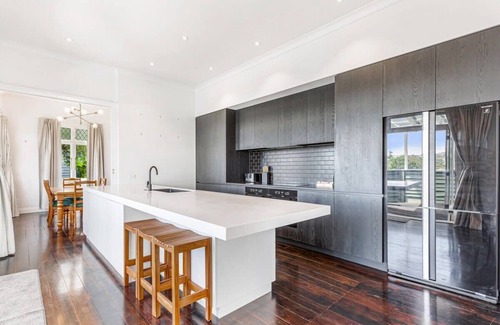 Greenlane - Ellerslie Casa | Character-Filled Home w/Parking