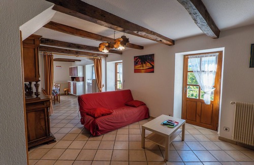 Sainte-Eulalie-d'Olt Casa | CASA DE PERSONAJES AL BORDE DEL LAGO