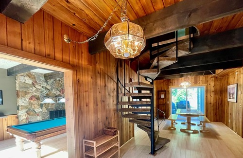 Swansea Point Casa | Character Home, Pool Table, 2 min walk to Beach, Hot Tub, Fenced Yard