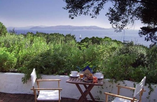 Punta Sardegna Villa | Casa de carácter con jardín frente al mar