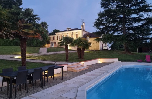 Horsarrieu Villa | Característica villa de época de piedra para hasta 14 cerca de todos los servicios con piscina climatizada.