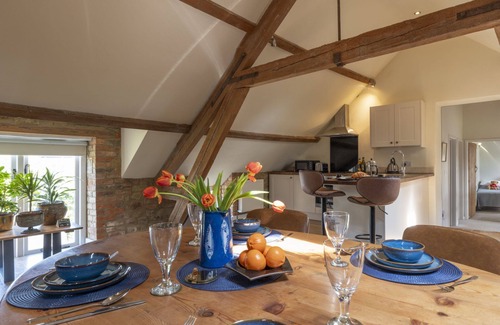 Sibford Gower Apartamento | Characterful and spacious dog friendly holiday cottage in the Cotswolds- The Granary at Oriel Farm