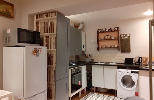 Weston-super-Mare Cabaña | Characterful Cottage near the Beach, Shops & Pier