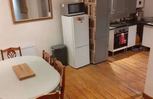Weston-super-Mare Cabaña | Characterful Cottage near the Beach, Shops & Pier