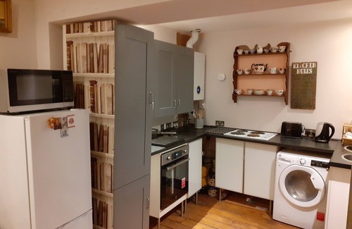 Weston-super-Mare Cabaña | Characterful Cottage near the Beach, Shops & Pier