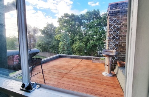 Harlesden Apartamento | Characterful west London 1BR flat split over two levels with roof terrace
