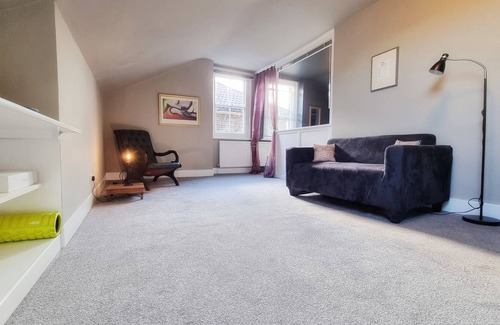 Harlesden Apartamento | Characterful west London 1BR flat split over two levels with roof terrace