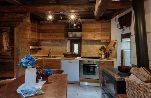 Valtournenche Chalet De Esquí | Characteristic rustic-style rascard in an panoramic hamlet with Matterhorn view