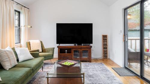New Paltz Casa | Charcoal Chalet by AvantStay A Design w Firepit