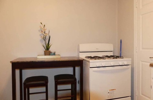 Lancaster Casa | Charismatic Downtown Apartment