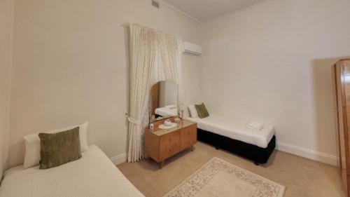 Broken Hill Hotel | Charles Rasp Motor Inn & Cottages