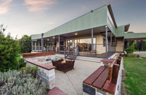 Wilyabrup Casa | Charlie Bravo Chalet - Escape to the Golden Triangle