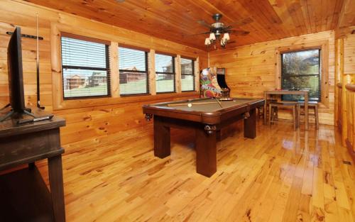 Gatlinburg - Pigeon Forge Villa | Charlie Browns Cabin II