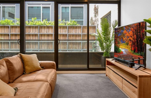 Richmond North Apartamento | 'Charlie' in Richmond | King Bed, Free Secure Parking, Gym & Pool