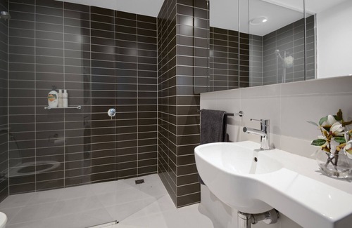 Richmond North Apartamento | 'Charlie' in Richmond | King Bed, Free Secure Parking, Gym & Pool