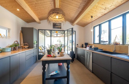 La Flotte Casa | Charm et Space in a Renovated Former Winery