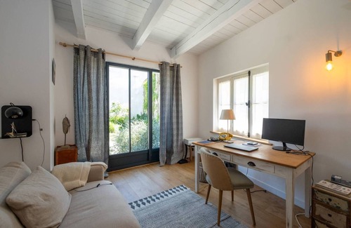 La Flotte Casa | Charm et Space in a Renovated Former Winery