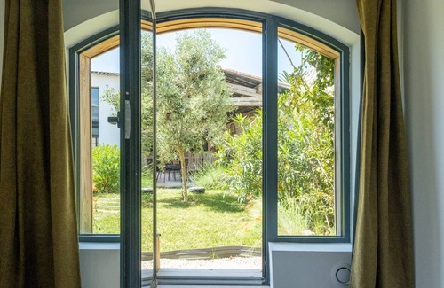 La Flotte Casa | Charm et Space in a Renovated Former Winery