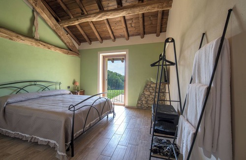 Gavi Cama Y Desayuno | Encantador refugio en Alessandria con cama tamaño queen y piscina al aire libre