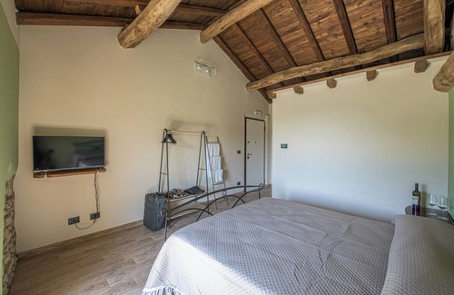 Gavi Cama Y Desayuno | Encantador refugio en Alessandria con cama tamaño queen y piscina al aire libre