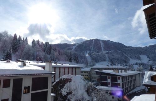 La Clusaz Apartamento | Charmant 4 pièces en centre village, proche pistes - 8 pers, Wifi, parking, balcon, animaux acceptés - FR-1-437-48